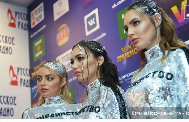 Самолет с группой Serebro выполнил аварийную посадку в Черногории