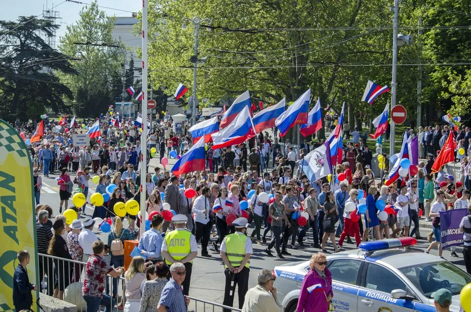 В Севастополе Первомай отметили традиционным, но коротким шествием