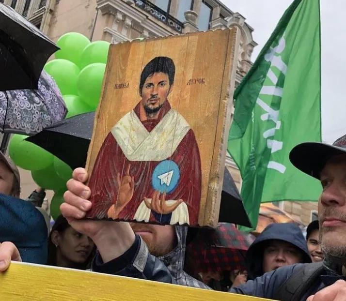Поклонники Telegram вышли на марш с «иконой» Дурова 