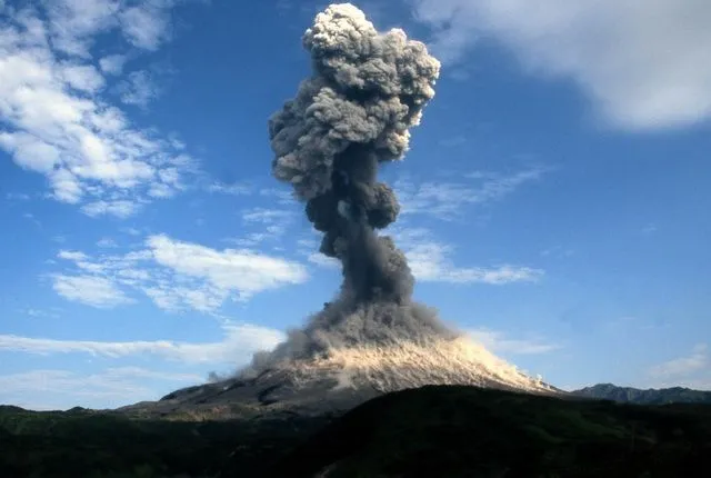 Вулкан Карымский на Камчатке выбросил столб пепла на высоту 2,6 километра