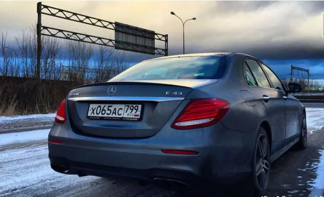 Неизвестный угнал Mercedes во время тест-драйва в Москве
