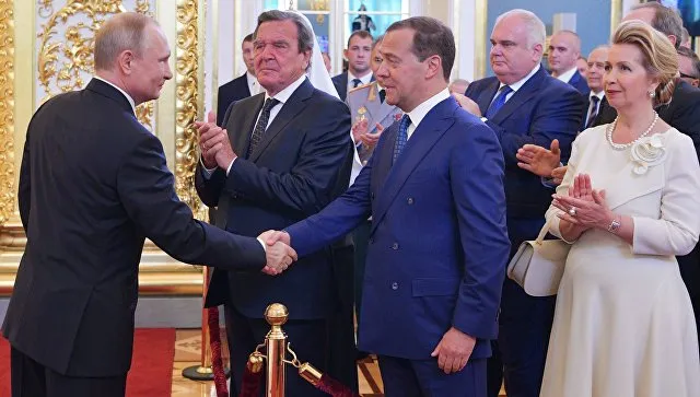 Путин предложил кандидатуру Медведева на пост премьера