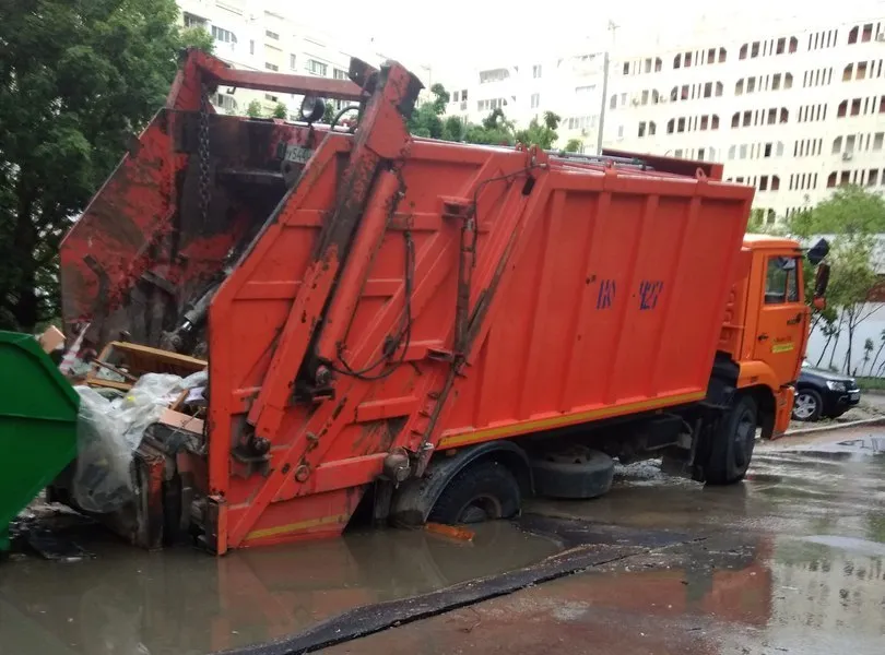 В Севастополе под мусоровозом провалился новый асфальт