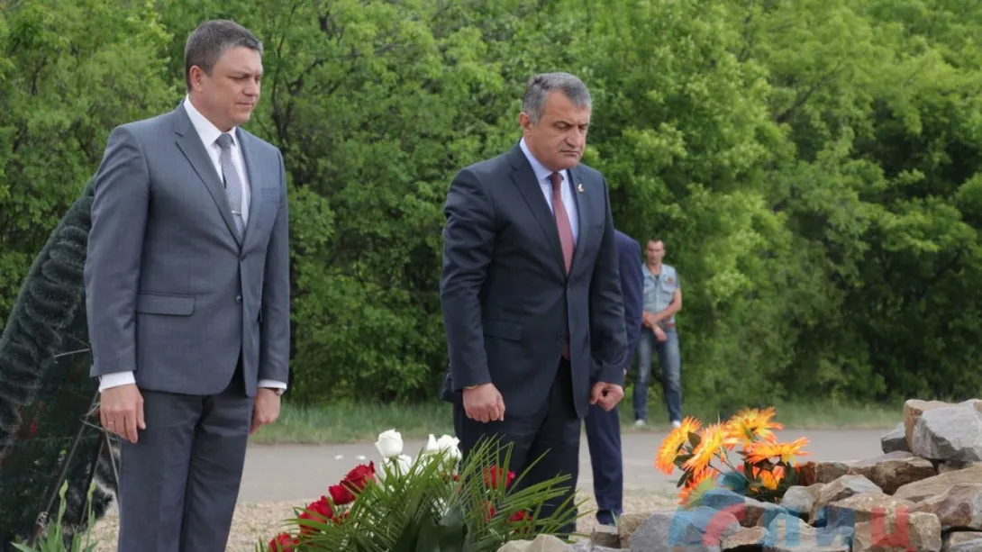 Глава Южной Осетии и власти ЛНР почтили память жертв украинской агрессии в Донбассе 