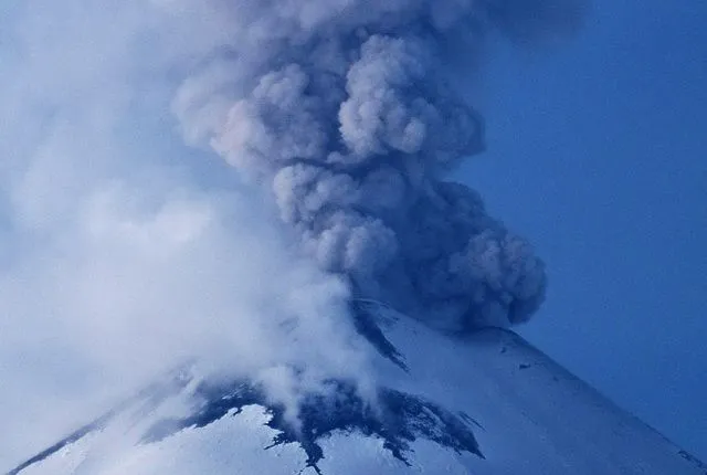 Ключевской вулкан на Камчатке выбросил столб пепла на высоту 10 км