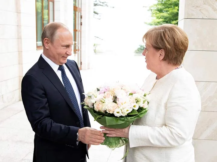 Песков заявил, что Путин и Меркель затронули тему миротворческой миссии на Украине