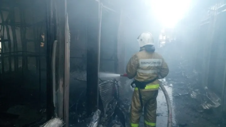 Ночью дотла сгорел вещевой рынок в Щёлкине