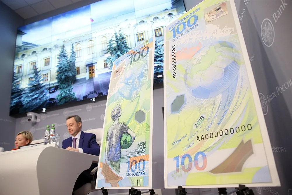 Банк России выпустил пластиковую 100-рублевую банкноту к ЧМ по футболу 