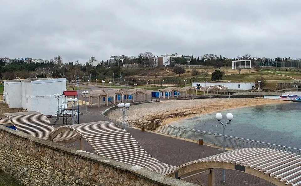 Власти Севастополя перекрыли доступ жителей к морю и парку