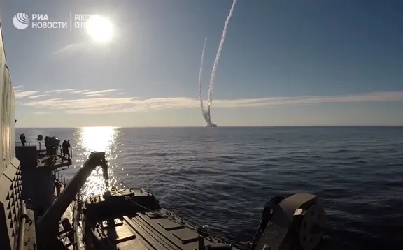 Минобороны показало видео пусков ракет "Булава" с "Юрия Долгорукого"