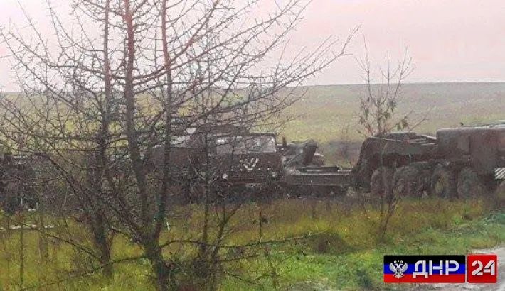 Украинские военные эвакуируют остатки уничтоженных танков под Горловкой