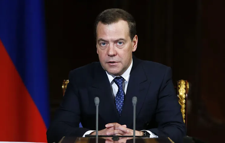Медведев потребовал следить за соблюдением договоренностей о стабилизации цен на бензин