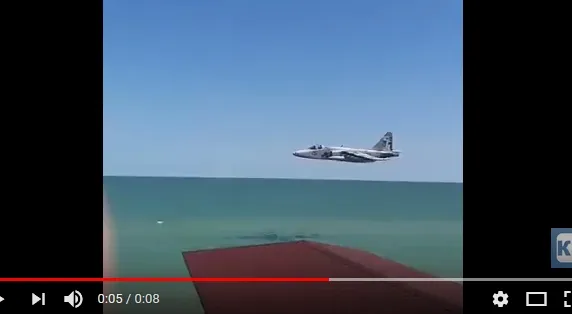 ВСУ объяснили низкий полет Су-25 над пляжем в Запорожье
