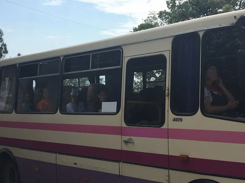 Из лагеря в Севастополе вывозят автобусами детей