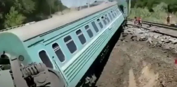 При крушении поезда в Казахстане погиб 12-летний ребенок