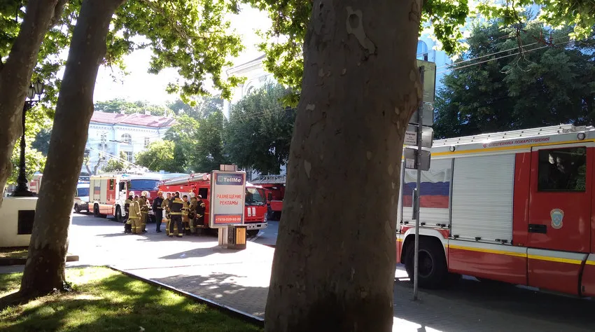 К театру Луначарского стянули 7 пожарных машин