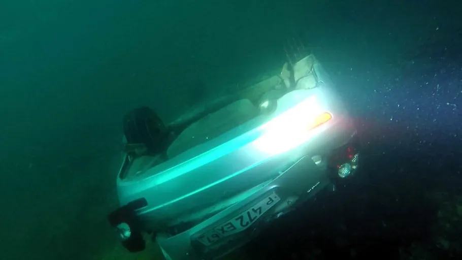 Утонувший у берегов Севастополя автомобиль поднят на поверхность