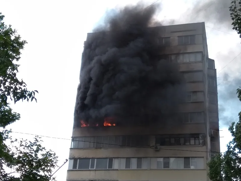 В Севастополе из горящей квартиры спасли лишь горстку бумаг