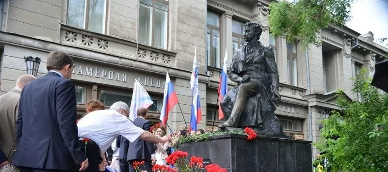 На очистку Пушкина в Симферополе надо было два года