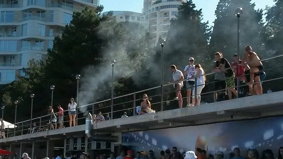 В Ялте дымят в лицо туристам