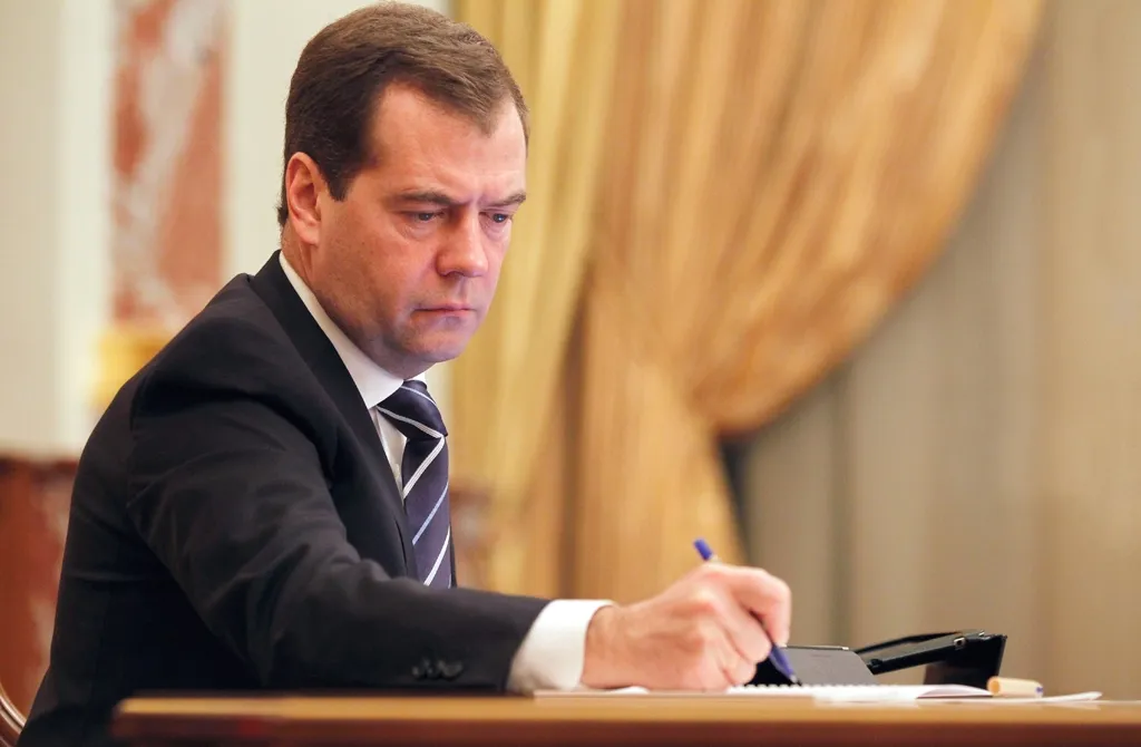 Медведев подписал документ об ответных пошлинах на товары из США 