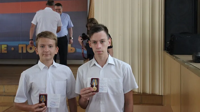 Крымских школьников наградили за спасение взрослых