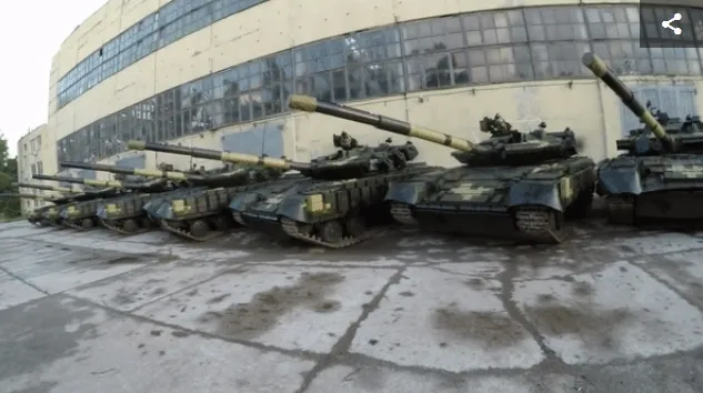 Сталкеры нашли готовые к бою танки на заброшенной базе на Украине
