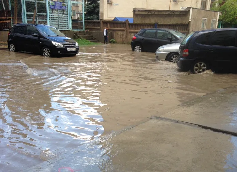 Потоки воды с мусором и грязью затапливают дома жителей Севастополя