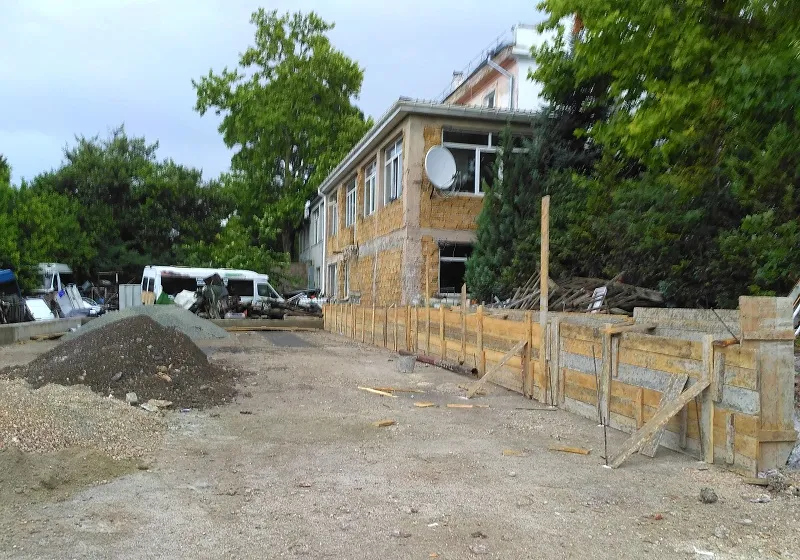 Власти Севастополя строят парковку у Херсонеса между домами 