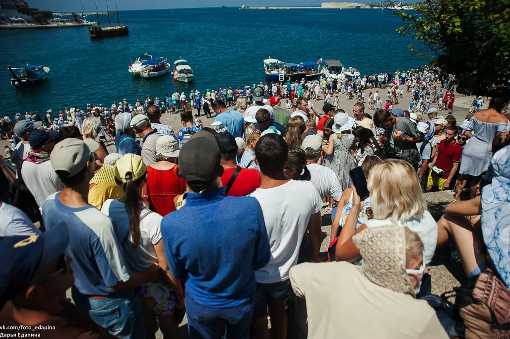 После Дня ВМФ Севастополь убирали более тысячи человек