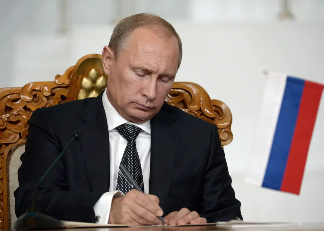 Путин подписал закон о контроле за расходами бывших чиновников