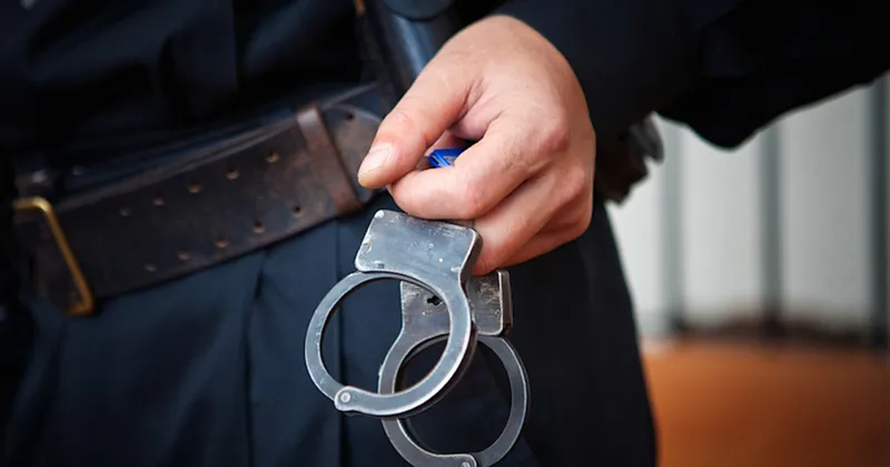 Полицейские в Севастополе пристегнули наручниками к столбу пьяного водителя