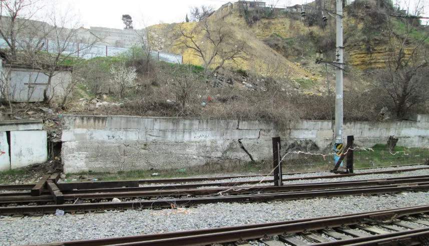 Проснувшийся в центре Севастополя оползень повредил железнодорожные пути