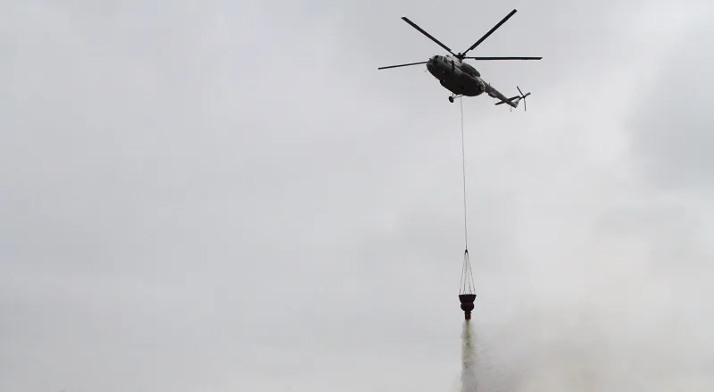 Вертолёты заливают водой пожар в заповеднике на ЮБК