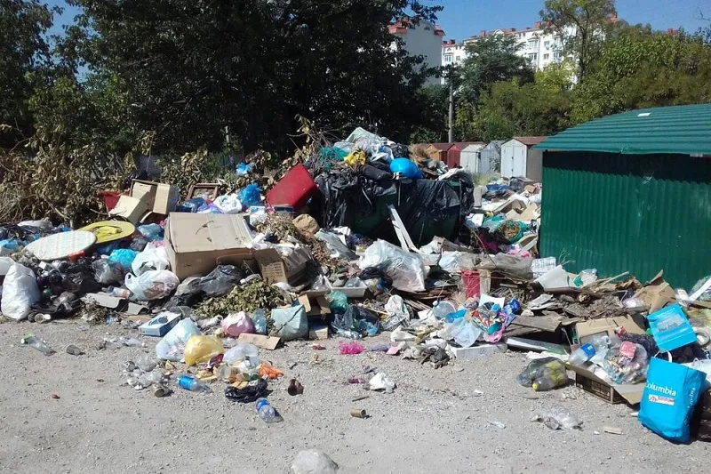 Только 15 машин убирают мусор в Симферополе
