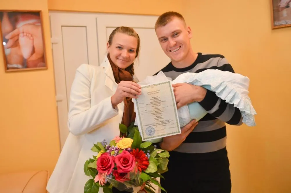 Свидетельства о рождении начали выдавать в роддомах Москвы