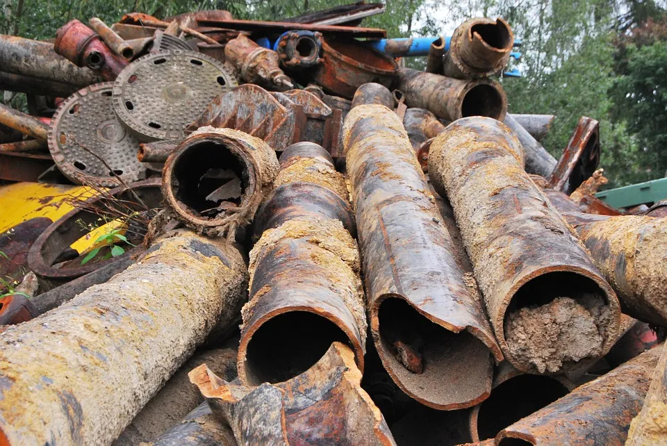 Огромная свалка строительных отходов обнаружена в лесу под Севастополем