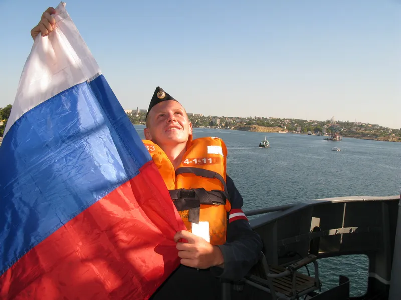 Корабли ВМФ никогда не опускают флаг России перед противником, — морской офицер