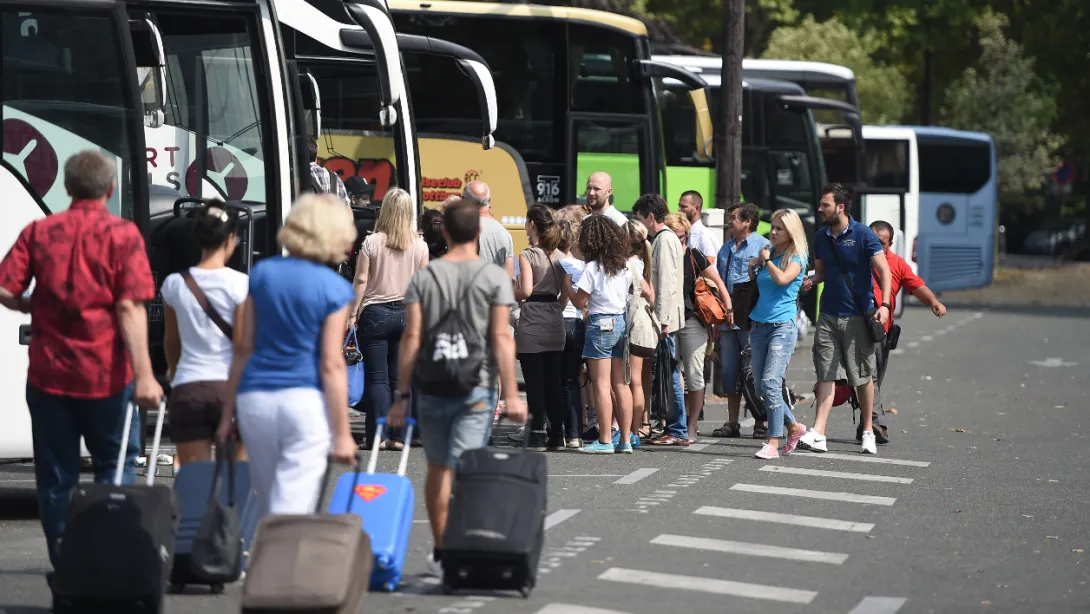 Украинские туроператоры целыми автобусами отправляют туристов в Крым