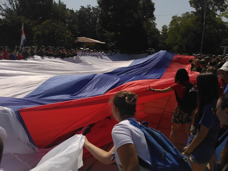 В День государственного флага в Севастополе развернули гигантский триколор