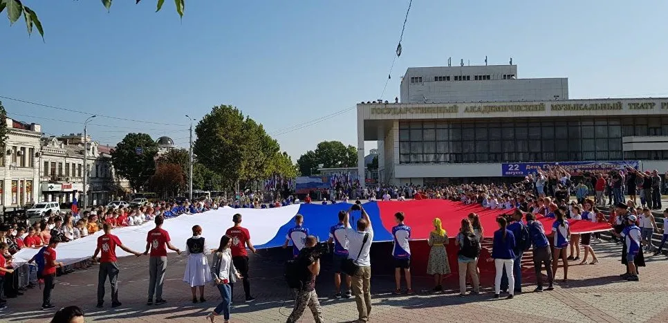 В Крыму развернули 28-метровый флаг России