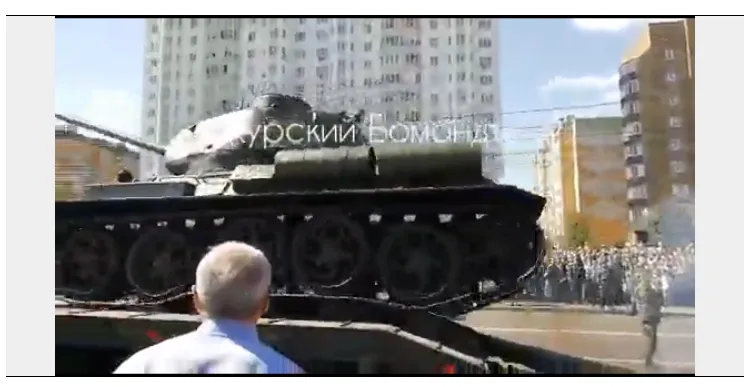Танк Т-34 перевернулся после парада в Курске