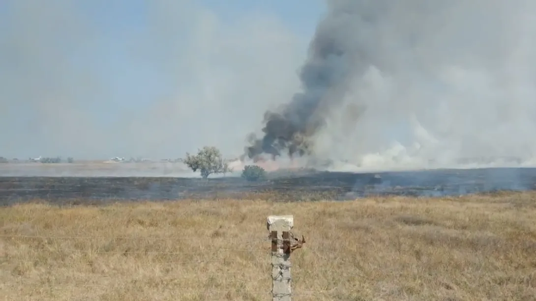 В Севастополе сняли на видео горящее поле аэродрома в Каче 