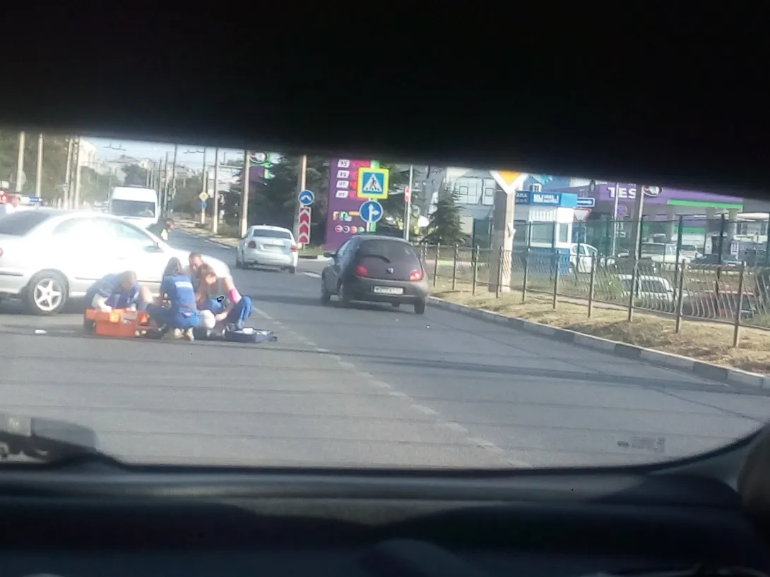 ДТП на Хрусталева в Севастополе: спешил автомобилист, а поломался мопедист