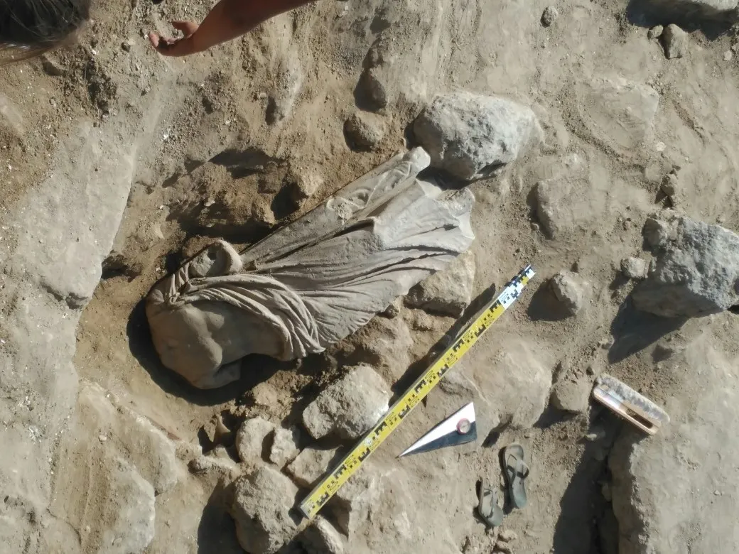 Торчала вверх ногами: в Крыму неожиданно обнаружена древняя статуя