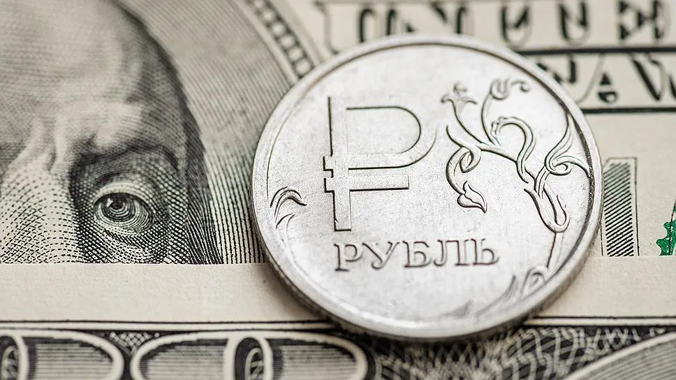 Опрос: 82% россиян следят за курсом валют