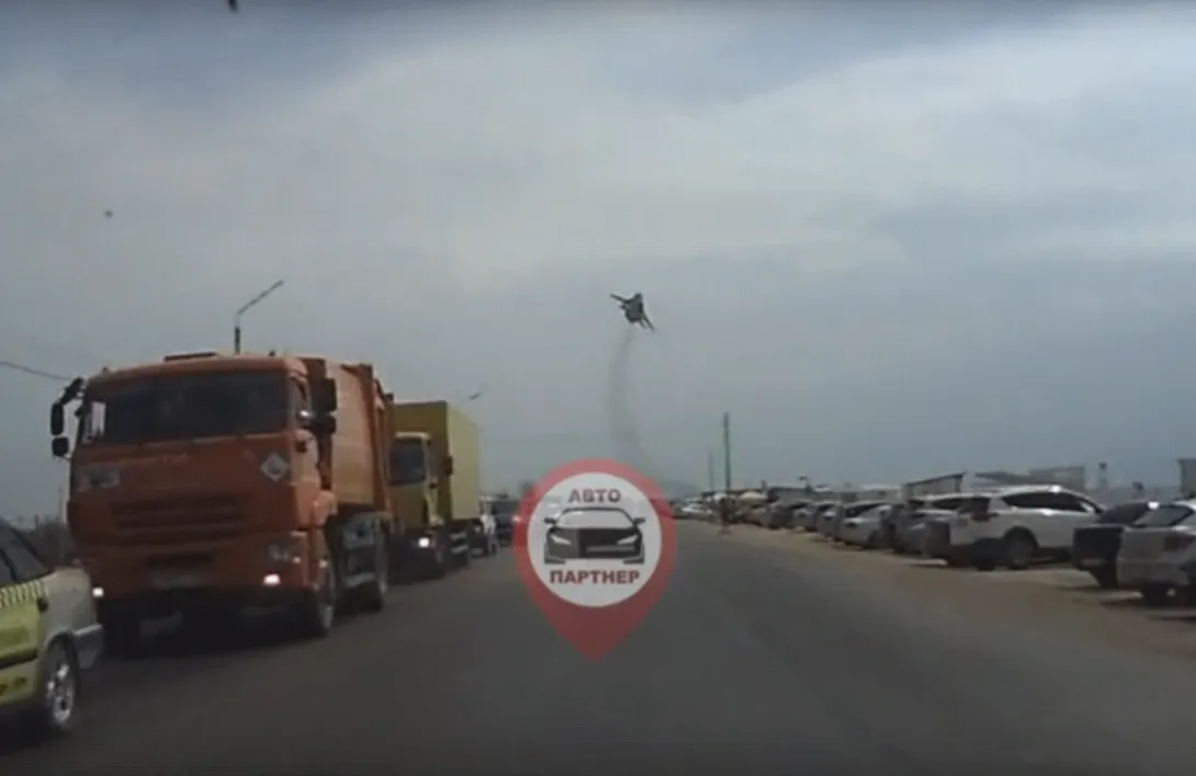 В Крыму автопоток в районе Евпатории по встречке обогнал Су-24