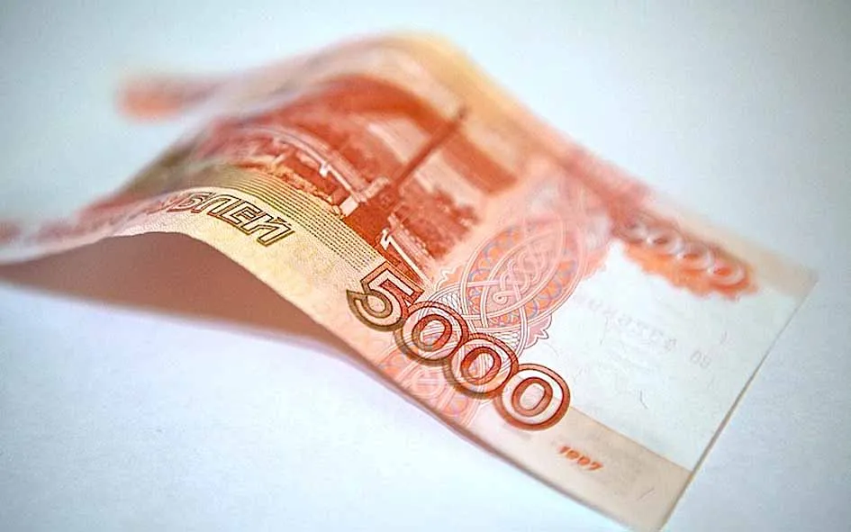 СМИ: некоторые банкоматы перестали принимать купюры в пять тысяч рублей