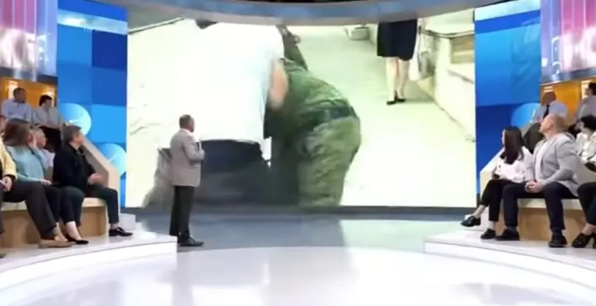 На военкора напали в Донецке в прямом эфире Первого канала 