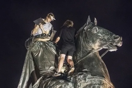 В Петербурге требуют жестоко наказывать "неандертальцев" за шашлыки на памятниках